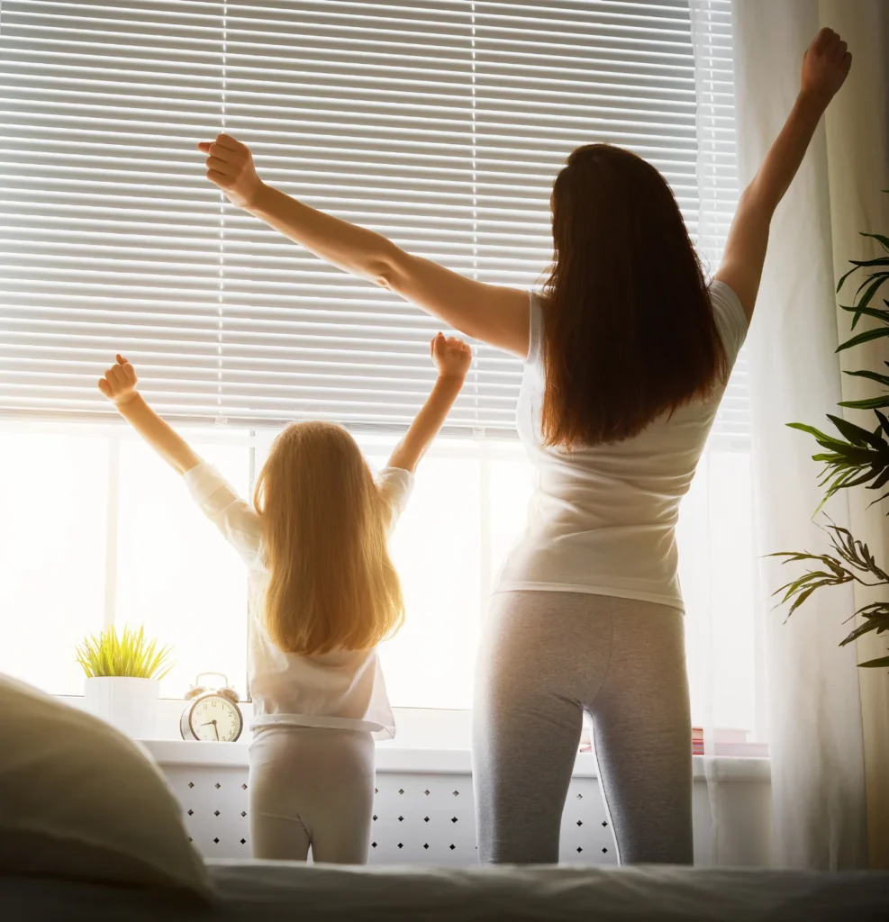 Cuando somos niñas, absorbemos el mundo a nuestro alrededor: palabras, gestos, emociones, creencias y maneras de tratarnos a nosotras mismas.